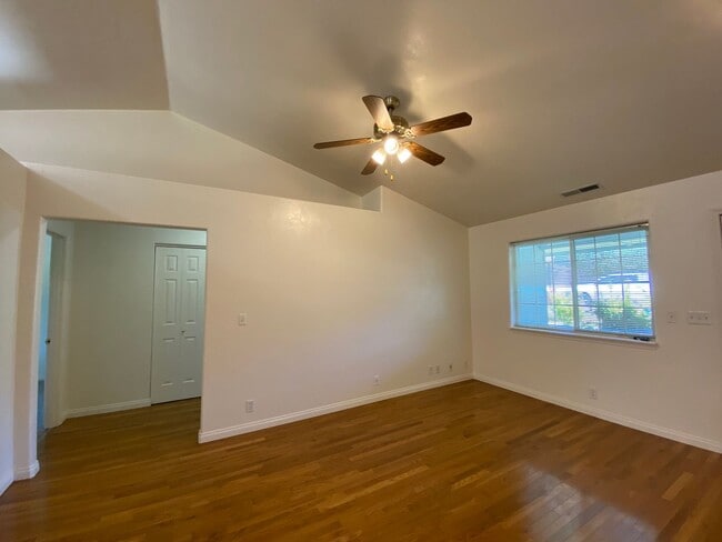 Building Photo - $500 OFF Move in Costs!!