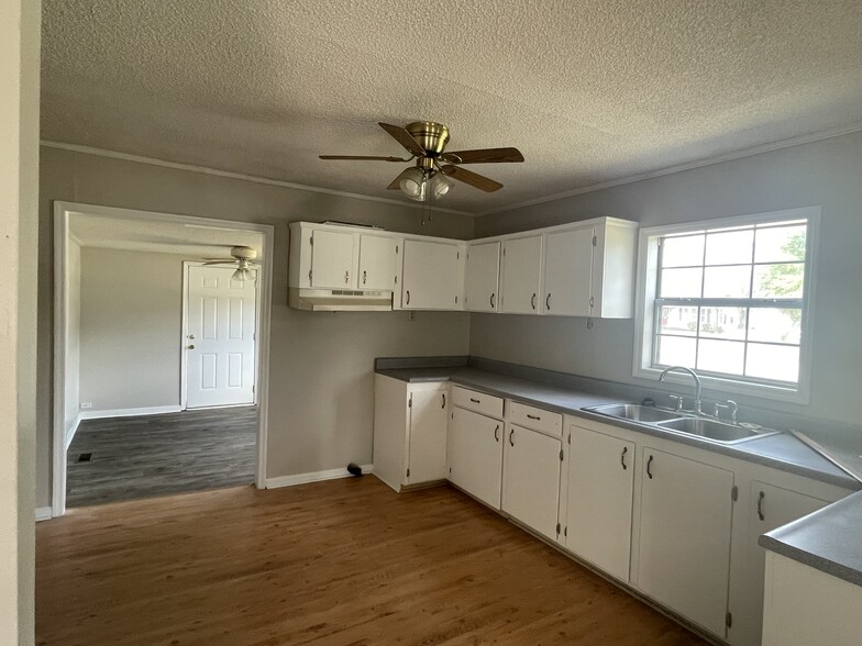 Building Photo - 102 W Cedar St