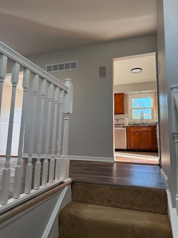 Building Photo - 104 IL-84