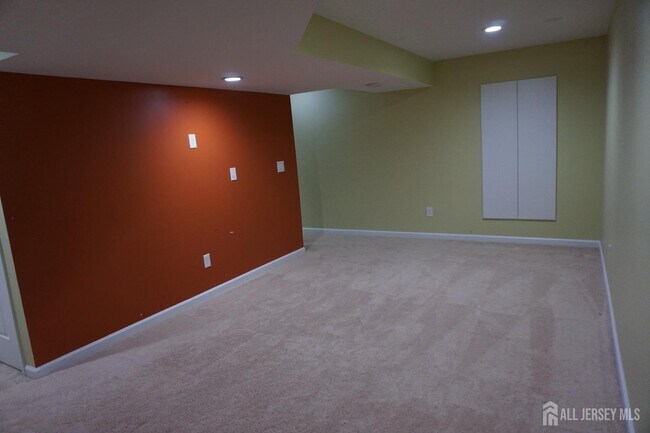 Building Photo - 160 Vasser Dr