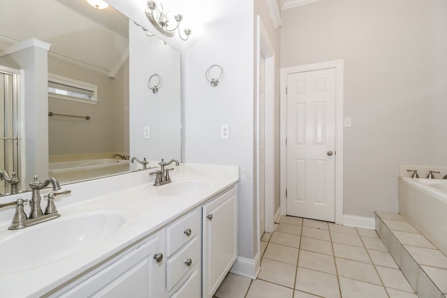 Building Photo - 7633 Meadow Ridge Ln