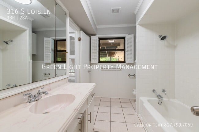 Building Photo - 316 S Lois Ln