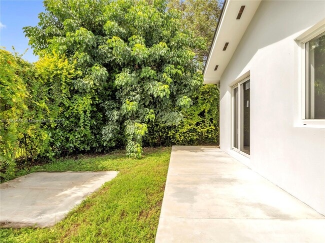 Building Photo - 10640 SW 96th St