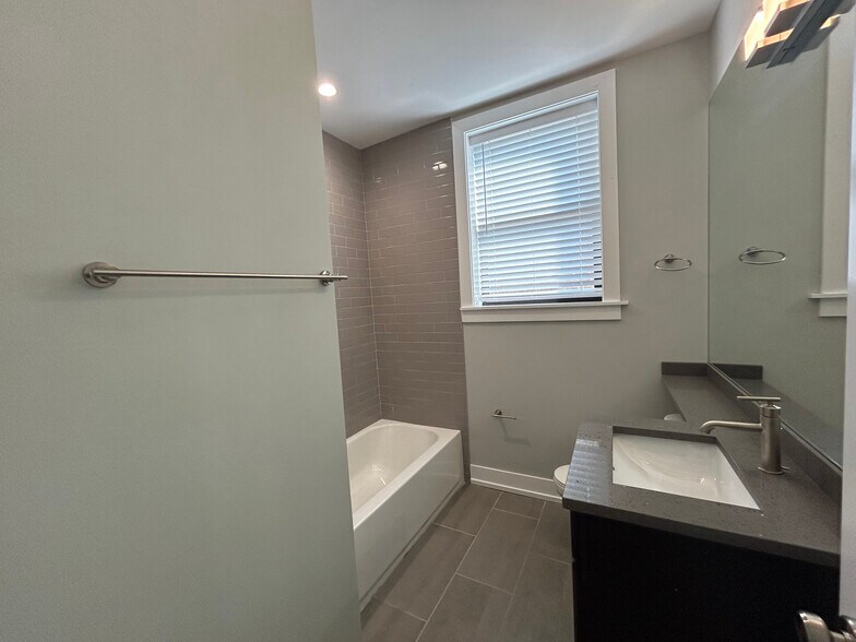 Building Photo - 1000 Crain St