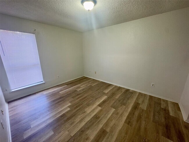 Building Photo - 112 S Mockingbird Ln