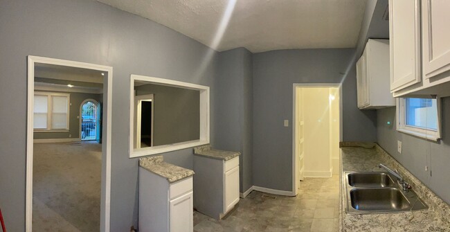 Building Photo - 2 BEDROOM RANCH STYLE HOME-NEW CARPET! CLO...