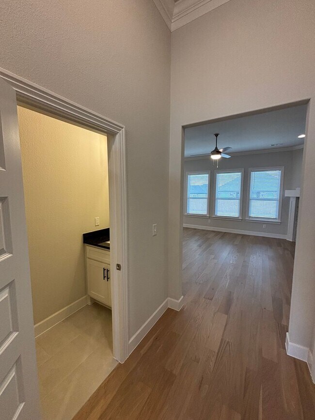 Building Photo - Cozy 4 Bedroom/2.5 Bath Home in a Wonderful Neighborhood