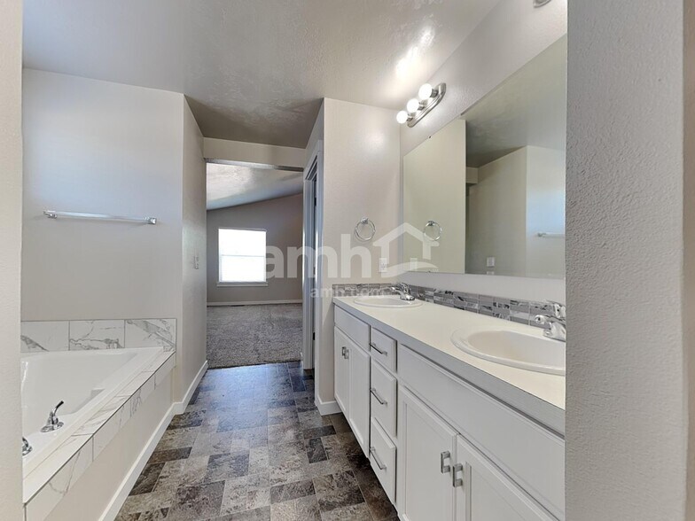 Building Photo - 9860 W Mossywood Dr
