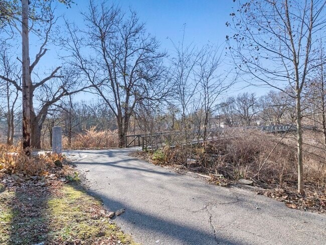 Building Photo - 180 River St