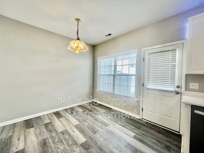 Building Photo - 2829 Bennington Dr