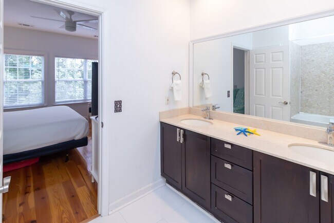 Building Photo - Lovely Townhome Available In Yacht Cove