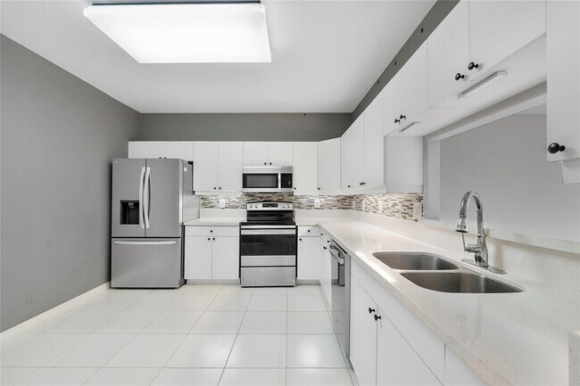 Building Photo - 9664 Royal Palm Blvd