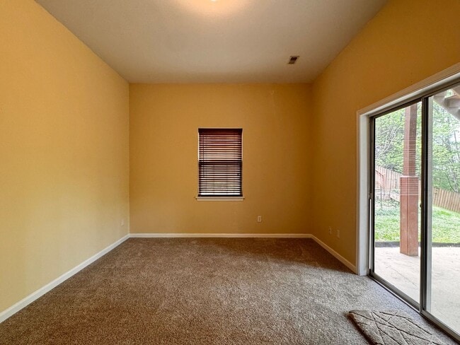 Building Photo - Briarwood Townhome close to NGIC and Hollymead Town Center!