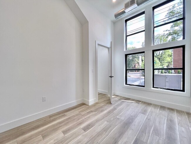 Building Photo - 375 Monmouth St