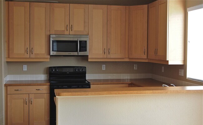 Building Photo - The Meadows Deceptively Spacious w/3BD plus Large Loft! Available Now.