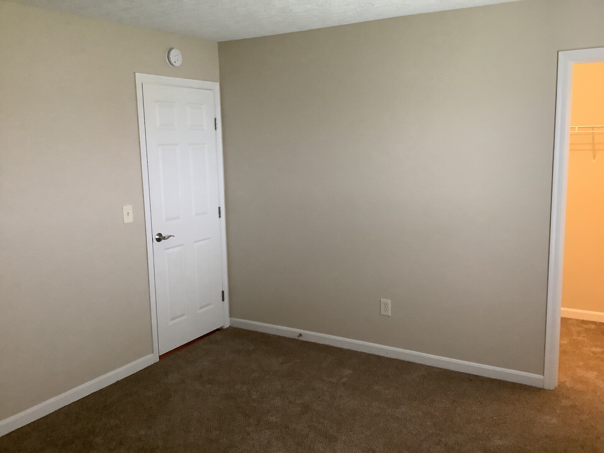 Building Photo - 10236 Meadow Glen Dr