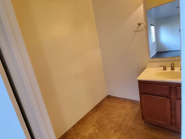 Building Photo - 3 bedroom with mother in law suite/ home o...