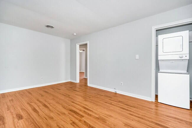 Building Photo - 1125 E 15th St