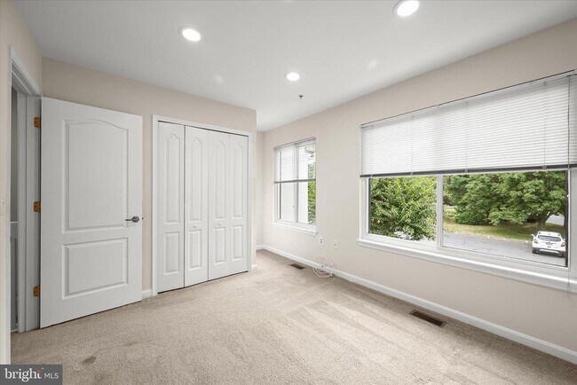 Building Photo - 45 Queen Neva Ct