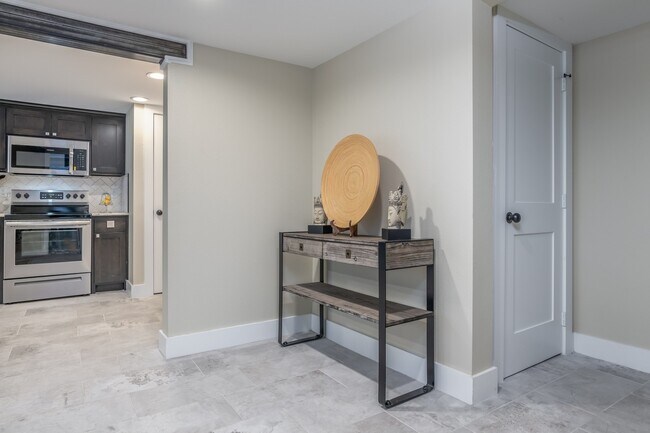 Interior Photo - Bois D'Arc @Downtown