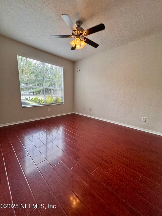 Building Photo - 13700 Richmond Park Dr N