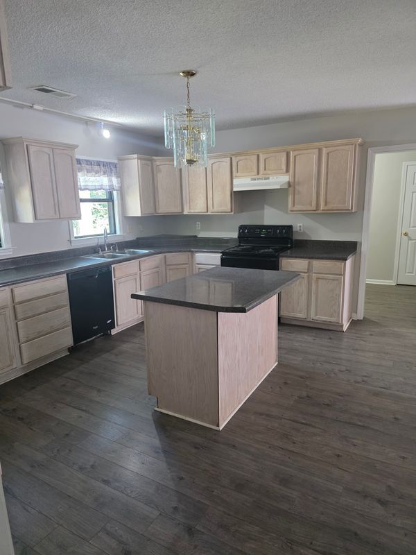 Building Photo - 305 Hightower St