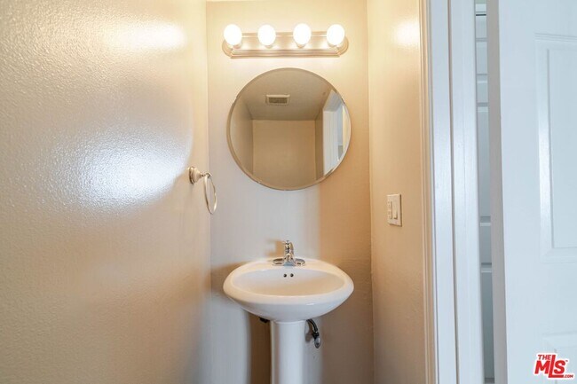 Building Photo - 11063 Cumpston St