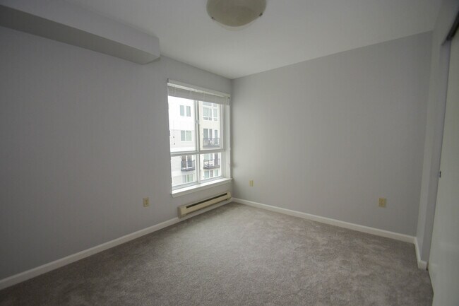 Building Photo - LIKE NEW, 1 BED, 1 BATH CONDO W HIGH END F...