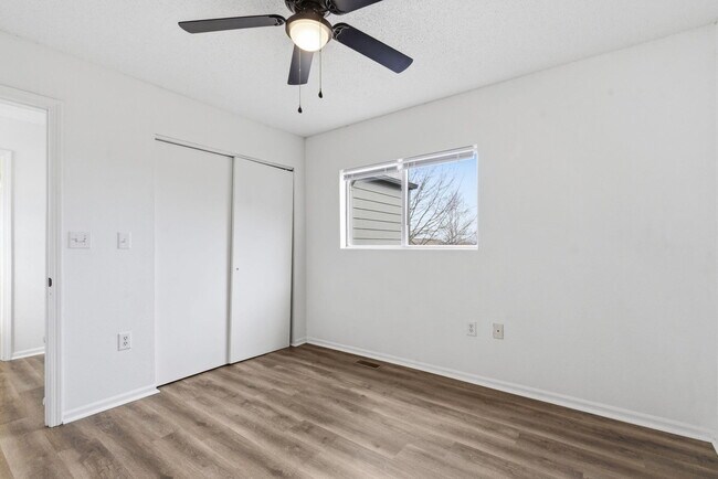Building Photo - 1447 E Oakwood Ln