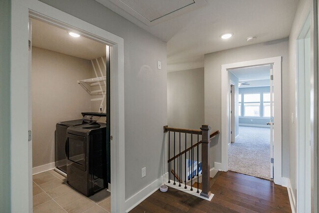 Building Photo - LEASING SPECIAL!! Townhome Available Now i...