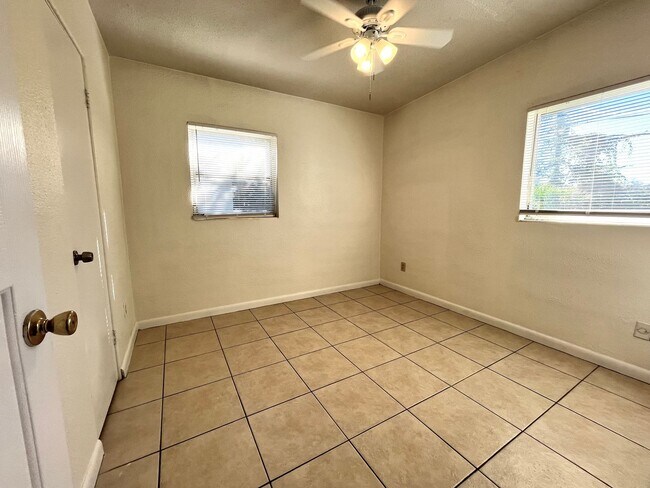 Building Photo - 107 Mayfair Cir