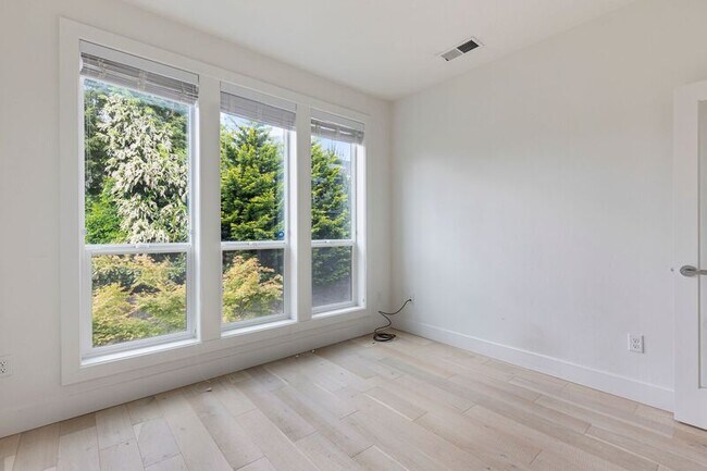 Building Photo - 2220 SE Lambert St