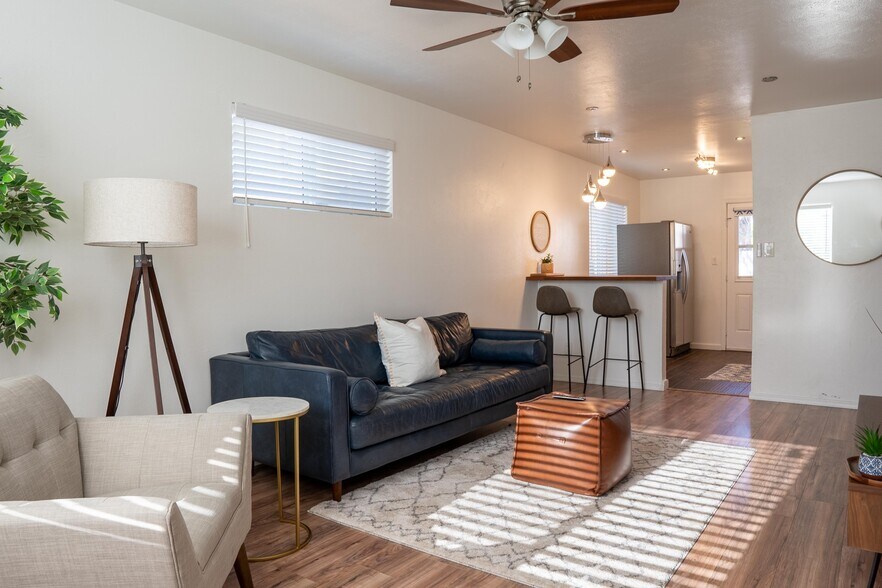 Spacious living room - 4615 N 14th St