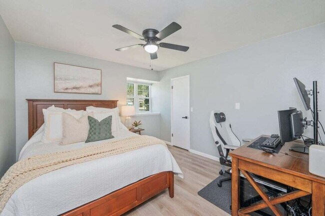 Building Photo - 512 Samana Way