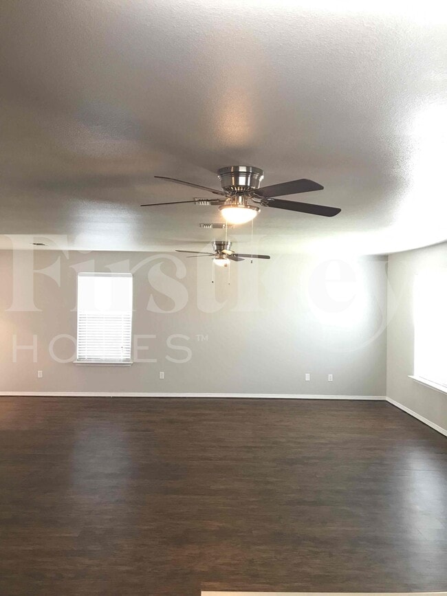Building Photo - 10631 S Shaenridge