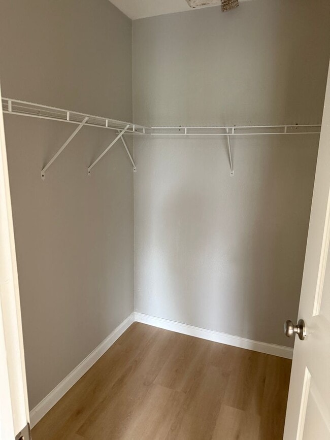 Building Photo - 903 Delane Dr