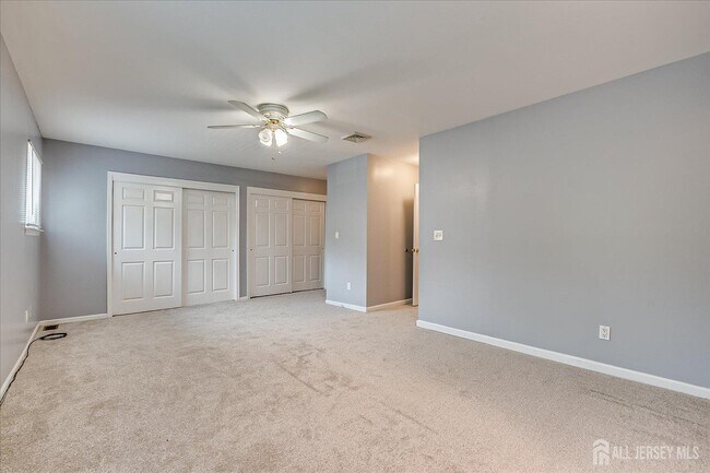 Building Photo - 6 Tulip Ct