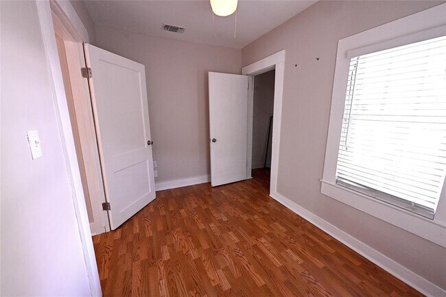 Building Photo - 1707 S 5th St