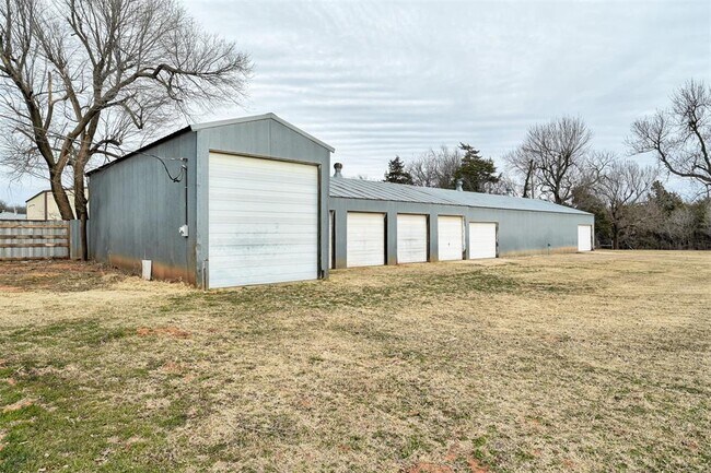 Building Photo - 1839 E Pleasantview Ln