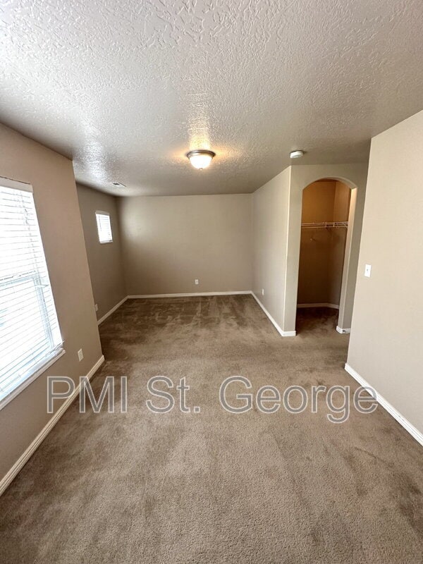 Building Photo - 3155 S Hidden Valley Dr