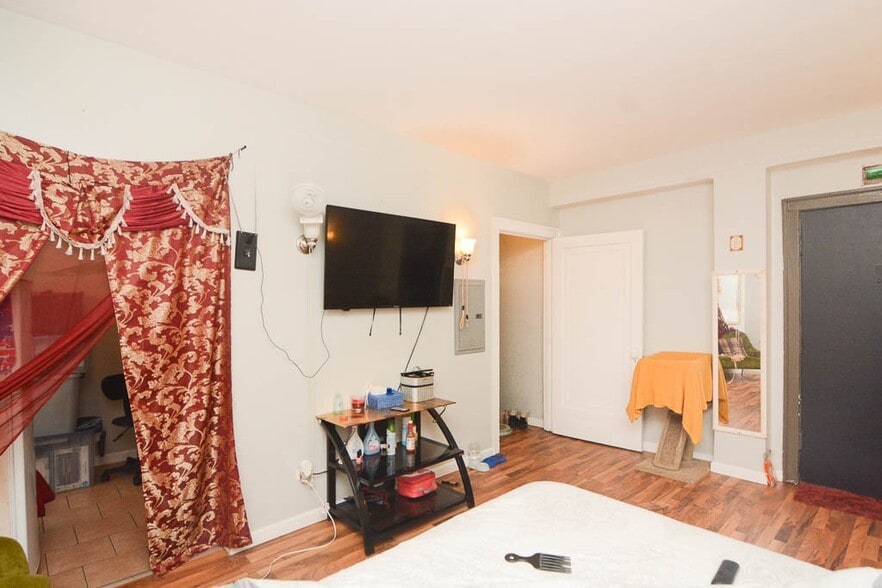 Building Photo - 1712 W Estes Ave