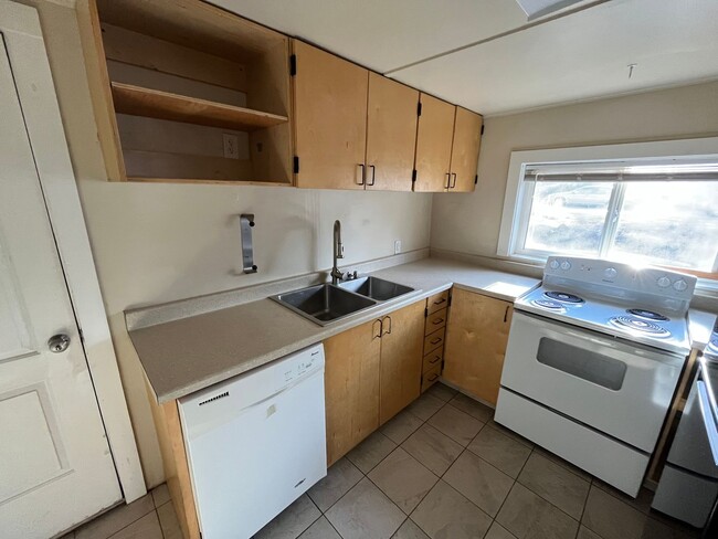 Building Photo - Charming 1 Bed/1 Bath Located Near Old Mil...