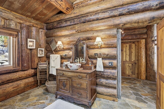Building Photo - 2BR, 2BTH Executive Log Cabin Living Overlooking Carlin Bay on Lake Coeur d'Alene