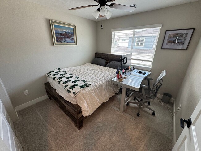 Building Photo - Modern 3-Bed, 2-Bath Townhome with Spaciou...