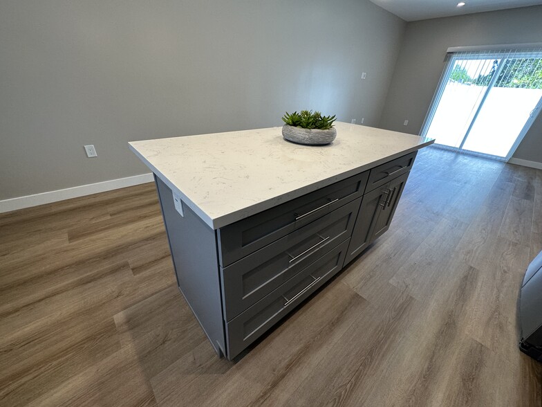 Building Photo - 8436 Oakdale Ave