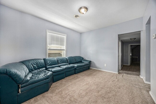 Building Photo - Spacious 5BR/2.5BA in Creston with Garage & Fenced Backyard