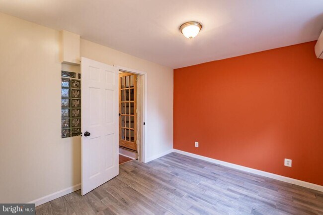 Building Photo - 211 W Stiles St