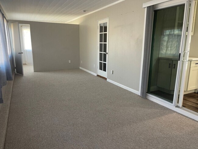 Building Photo - 3 Bedroom 2 Bathroom Home in Huntington Beach with Air Conditioning