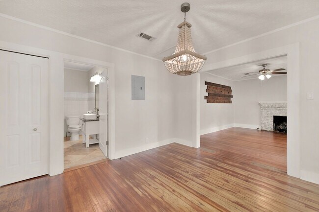 Building Photo - East Hill Cottage Available December 8th!