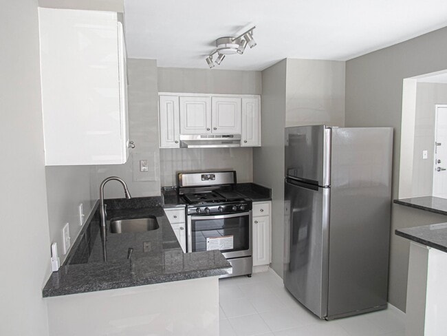 Building Photo - Bright and Modern 1 Bed 1 Bath Condo With ...